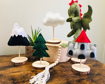 Dekoracja na imprezę w zamku z motywem smoka i lasu, motyw smoka i dinozaura w pokoju dziecięcym z okazji baby shower, dekoracja zamku w górskiej chmurze, dekoracja na baby shower w kształcie smoka