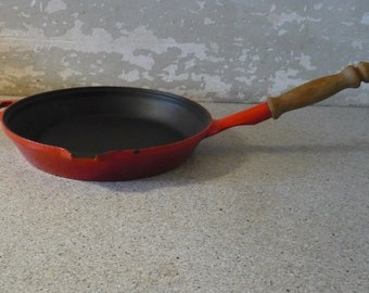 Rare casserole en fonte rouge, marque Staub, fabriquée en France