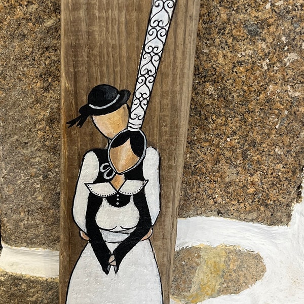 Couple de bretons peints sur bois flotté wood peinture acrylique folklore Bretagne bord de mer noir et blanc déco bretonne