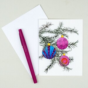 Decorazione natalizia su un ramo di pino, biglietto di auguri con decorazione, biglietto con pallina di Natale, biglietto d'arte natalizia, biglietto di auguri, biglietto invernale