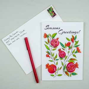 Felicitaciones navideñas con granada, tarjeta navideña para jardineros, tarjeta con notas de frutos rojos y flores, papelería con granada, tarjeta de felicitación de invierno.
