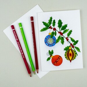 Decorazione natalizia su un ramo di agrifoglio, biglietto di auguri con decorazione, biglietto con palla di Natale, biglietto d'arte natalizia, biglietto di auguri, biglietto invernale