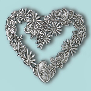 Adorno de peltre con forma de corazón de flores, 3 1/8" x 3", Cynthia Webb Designs