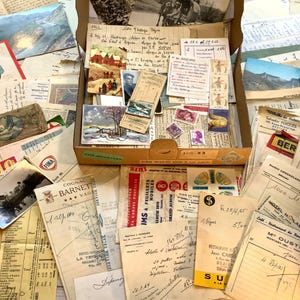 Boîte au trésor pour carnet de voyage indésirable vintage des années 1950-60 éphémères, lettres factures billets timbres cartes postales photos et plus, kit de papier pour collage