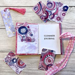 Diario de gratitud, diario Glimmer, diario de momentos felices con tarjetas de diario, marcapáginas y páginas de bolsillo pintadas con brillo. Idea de regalo inspiradora