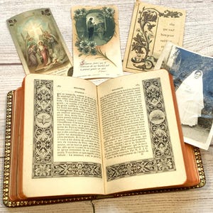 Misal francés de 110 años, libro de oración feligrés vintage con tres tarjetas de recuerdo religioso y foto, misal católico antiguo coleccionable