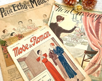 Op de afbeelding: Een verzameling vintage Franse modebladen, met illustraties van vrouwen in elegante kleding. De tijdschriften hebben verouderd papier met titels als "Petit Echo de la Mode" en "Mode & Roman". Bloemenaccenten voegen een vleugje kleur toe.