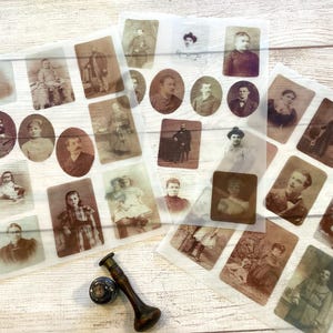 Puede incluir: Hojas de efemérides de estilo vintage con retratos en tonos sepia de personas. Las hojas incluyen imágenes ovaladas y rectangulares de hombres, mujeres y niños. Un tapón de botella de madera y metal está en primer plano.