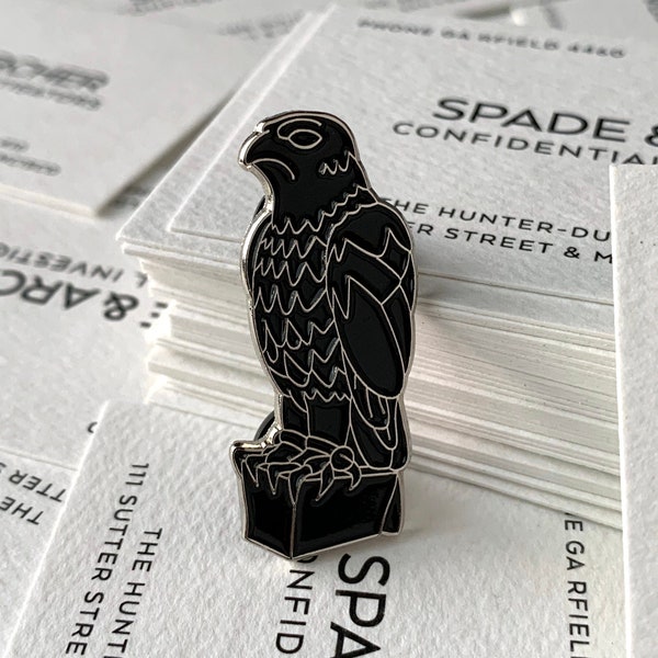 El pin de esmalte suave del halcón maltés con tarjeta de visita Spade & Archer