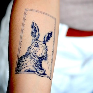 Grafik Blaues Kaninchen Tattoo Hase Tattoo Flash Tattoo Boho Tattoo Tier Tattoo Illustration Tattoo Alice im Wunderland Kunst temporäre Tattoo Aufkleber