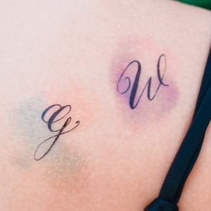 Tatuaje de letras a mano con el alfabeto de la A a la Z en acuarela, tatuajes temporales realistas, tatuaje inicial de caligrafía, calcomanía divertida para tatuaje de pareja a juego