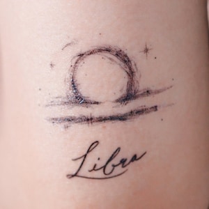 Tatuaż znaku Wagi Minimalny tatuaż zodiaku Realistyczna tymczasowa naklejka tatuażu Mini konstelacja znaku zodiaku Galaktyka tatuaż tymczasowy