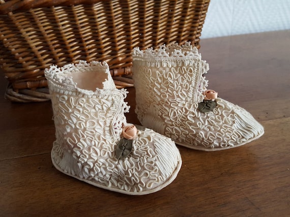 Pair of baby slippers doll in embroidered tulle tu