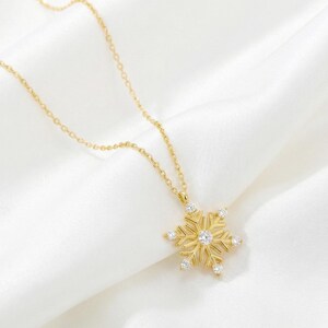 Dainty Sterling Silver Snowflake Necklace with Zircone Stones 画像 3
