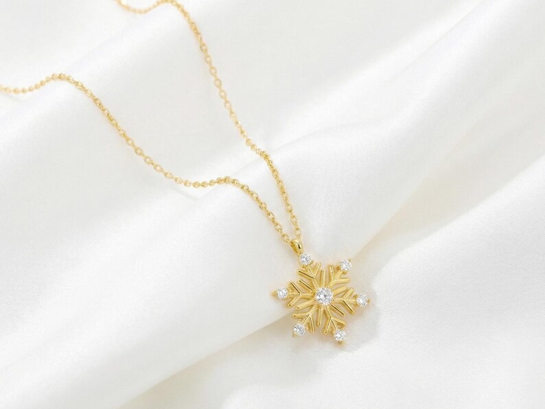 Dainty Sterling Silver Snowflake Necklace with Zircone Stones 画像 3