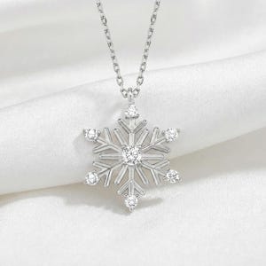 Dainty Sterling Silver Snowflake Necklace with Zircone Stones 画像 2