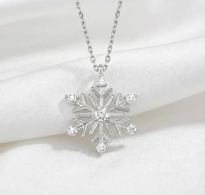 Dainty Sterling Silver Snowflake Necklace with Zircone Stones 画像 2
