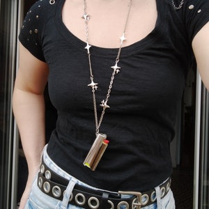 Étui à briquet, collier de perles de l'année 2000