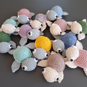 Babyrassel Schildkröte – handgemacht, Amigurumi, Geschenk zur Geburt, Häkelspielzeug, personalisiert, Taufgeschenk, Kuscheltier
