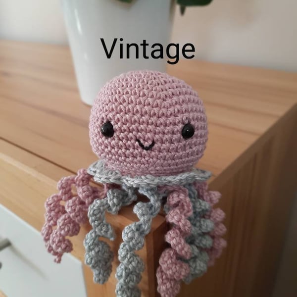 Rassel Qualle, Baby, Neugeborene, Frühchen, Newborn, Geschenkidee, Babyrassel, Tentakel, Greifling, Geschenk, Geburt, Babyparty, Amigurumi