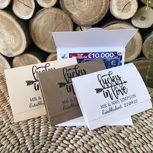 Porta gratta e vinci. Idea bomboniera. Porta biglietti della lotteria. Bomboniera personalizzata. Ci siamo sposati. Regalo della lotteria "Lucky In Love"