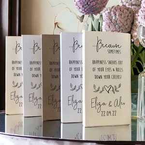 Fazzoletti per matrimonio. Bomboniere. Bomboniera in fazzoletto. Idee per matrimonio. Porta fazzoletti personalizzato per gli ospiti. Regalo di nozze personalizzato.