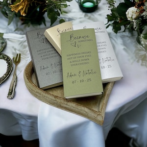Fazzoletti per matrimonio. Bomboniere. Bomboniera in fazzoletto. Idee per matrimonio. Porta fazzoletti personalizzato per gli ospiti. Regalo di nozze personalizzato.