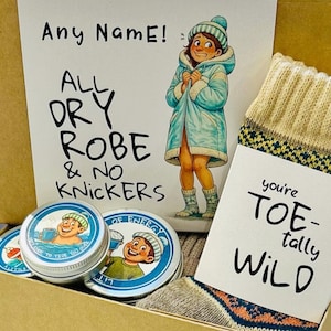 Pu&ograve; includere: Una confezione regalo con un'illustrazione a cartoni animati di una persona in accappatoio e il testo "Any Name! All Dry Robe & No Knickers". Include due piccole lattine e un paio di calzini con la scritta "you're Toe-tally Wild".