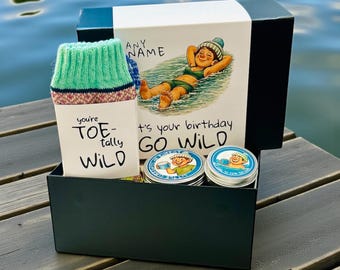 Caixa de presente de aniversário Wild Swimmer – Gorro, meias e chocolate quente