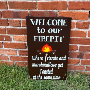Bienvenido a nuestro letrero de fogata; Señal de pozo de fuego; Cartel de madera; Signo Pintado; Señal al aire libre; Señal de patio; decoración de otoño; Placa para fogatas; Señales de bienvenida