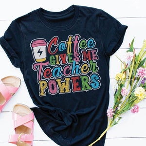 Kaffee gibt mir Lehrer Powers Shirt - süßes Lehrer Shirt - Lehrer Geschenk - Kaffee Liebhaber Geschenk - Geschenk für Frauen - Lehrer Wertschätzung