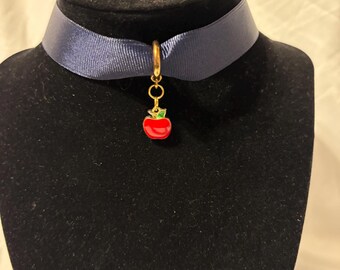 Navy Ribbon Choker mit Roter Apfel Anhänger