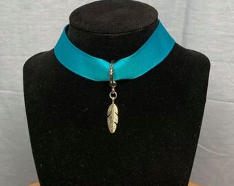 Damen Halskette Choker, Feder Anhänger, Cosplay Schmuck, Elegantes Prinzessin Zubehör, Spaß Märchen Schmuck