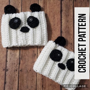Puede incluir: Dos gorros de panda de crochet blanco con orejas, ojos y narices negras. Los gorros tienen botones negros para los ojos. Los gorros están sobre una superficie de madera. CROCHET PATTERN está escrito en texto blanco sobre fondo negro.
