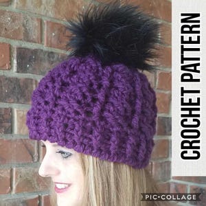 Może przedstawiać: Fioletowa czapka na drutach z czarnym pomponem z imitacji futra. Czapka wykonana jest z fakturowanym ściegiem. "CROCHET PATTERN" jest napisane białym kolorem na jasnoszarym tle.