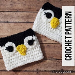 Puede incluir: Dos calientavasos de pingüino tejidos a crochet en blanco, negro y amarillo. Los calientavasos están sobre una superficie de madera. El texto "CROCHET PATTERN" está en letras blancas sobre fondo negro.