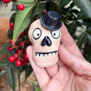 Rupert, Keramik Wandmaske, Gesichtsskulptur, Kreatur, Monster, Skelett, handgemachtes Keramikdekor, wunderliche Wanddekoration