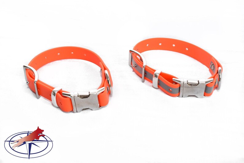 Puede incluir: Dos collares de perro naranjas con hebillas plateadas. Un collar tiene una tira reflectante.