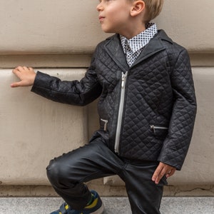 Veste en cuir pour garçons, veste matelassée en similicuir noir, tenue élégante pour garçons en cuir, blazer à fermeture éclair pour tout-petits, vêtements écologiques à la mode pour enfants image 1