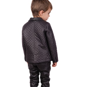 Veste en cuir pour garçons, veste matelassée en similicuir noir, tenue élégante pour garçons en cuir, blazer à fermeture éclair pour tout-petits, vêtements écologiques à la mode pour enfants image 6