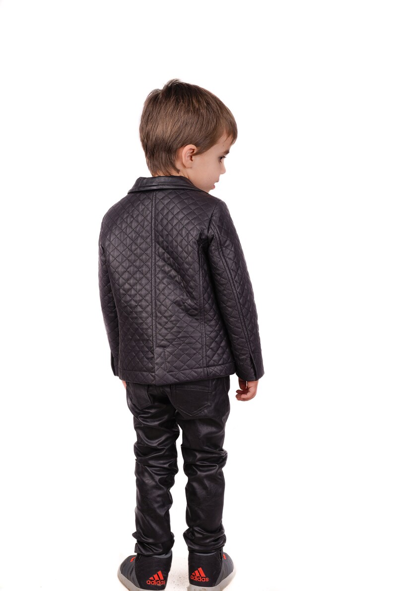 Veste en cuir pour garçons, veste matelassée en similicuir noir, tenue élégante pour garçons en cuir, blazer à fermeture éclair pour tout-petits, vêtements écologiques à la mode pour enfants image 6