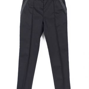 Pode incluir: Cal&ccedil;a preta de corte ajustado com detalhes em couro preto nas laterais.