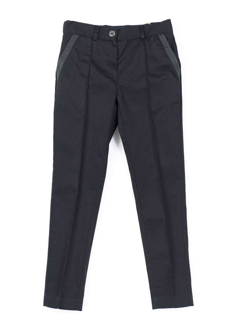 Pode incluir: Cal&ccedil;a preta de corte ajustado com detalhes em couro preto nas laterais.