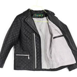 Veste en cuir pour garçons, veste matelassée en similicuir noir, tenue élégante pour garçons en cuir, blazer à fermeture éclair pour tout-petits, vêtements écologiques à la mode pour enfants image 7