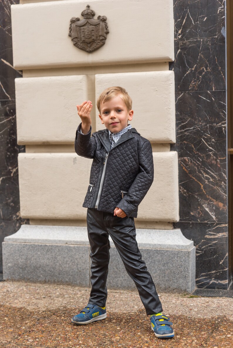 Veste en cuir pour garçons, veste matelassée en similicuir noir, tenue élégante pour garçons en cuir, blazer à fermeture éclair pour tout-petits, vêtements écologiques à la mode pour enfants image 3