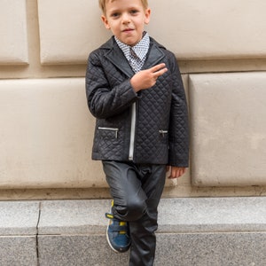 Veste en cuir pour garçons, veste matelassée en similicuir noir, tenue élégante pour garçons en cuir, blazer à fermeture éclair pour tout-petits, vêtements écologiques à la mode pour enfants image 4