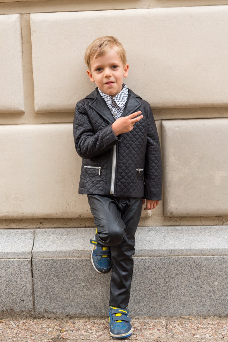 Veste en cuir pour garçons, veste matelassée en similicuir noir, tenue élégante pour garçons en cuir, blazer à fermeture éclair pour tout-petits, vêtements écologiques à la mode pour enfants image 4