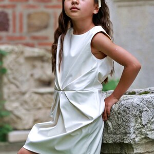 Girls white dress/Faux leather ivory dress/Bridesmaid girls dress/Kids midi dress/Toddler girls shift dress/White party dress/Black dress 画像 2