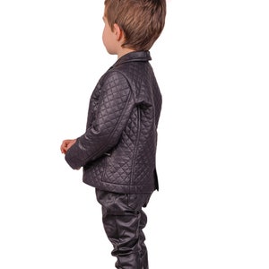 Veste en cuir pour garçons, veste matelassée en similicuir noir, tenue élégante pour garçons en cuir, blazer à fermeture éclair pour tout-petits, vêtements écologiques à la mode pour enfants image 5