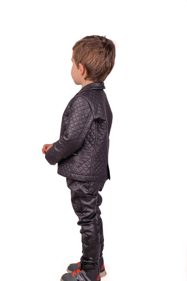 Veste en cuir pour garçons, veste matelassée en similicuir noir, tenue élégante pour garçons en cuir, blazer à fermeture éclair pour tout-petits, vêtements écologiques à la mode pour enfants image 5